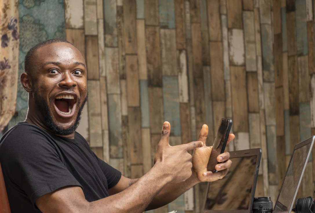 happy-man-phone